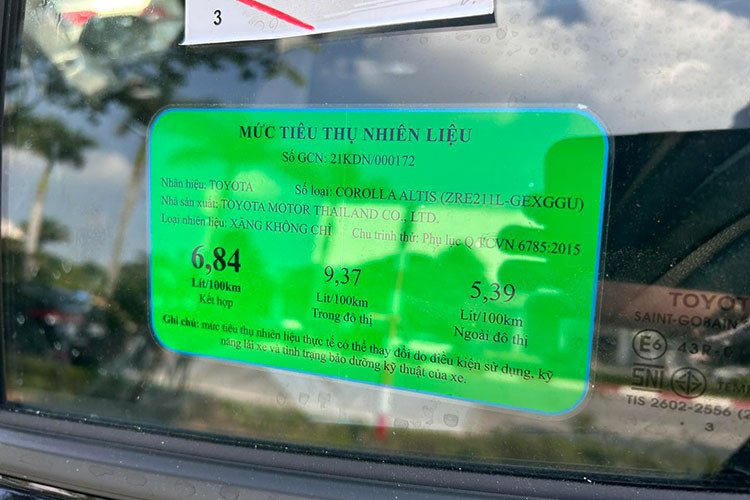 Trong khi đó, phiên bản Hybrid sử dụng kết hợp động cơ xăng và mô tơ điện. Động cơ xăng có dung tích 1.8L, cho công suất 97 mã lực và mô-men xoắn cực đại 142 Nm. Trong khi mô tơ điện có công suất 53 mã lực và mô-men xoắn 163 Nm.