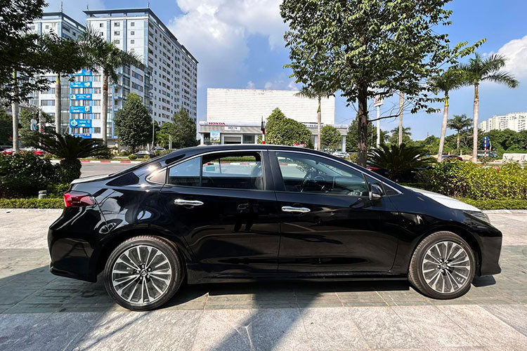 Toyota Corolla Altis 2023 tại Việt Nam có kích thước tổng thể (dài x rộng x cao) lần lượt là 4.630 x 1.780 x 1.435 (mm), chiều dài cơ sở giữ nguyên 2.700 mm. Hai bản 1.8G và 1.8V có khoảng sáng gầm 128 mm, riêng bản Hybrid là 149 mm.