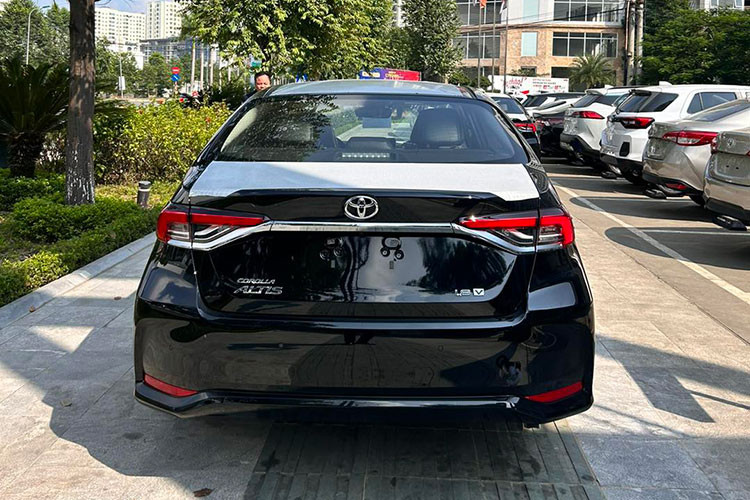 Thân xe khỏe khoắn nhờ các đường gân dập nổi chạy dọc thân, trên tay nắm cửa và nẹp sườn xe. Tay nắm cửa được mạ crom, gương chiếu hậu cùng màu thân xe. Bản 1.8G trang bị mâm 16 inch, trong khi 2 bản còn lại là 17 inch. Phía sau, cụm đèn hậu LED hình chữ L kết hợp với đường chỉ mạ crom tạo ấn tượng mạnh mẽ.