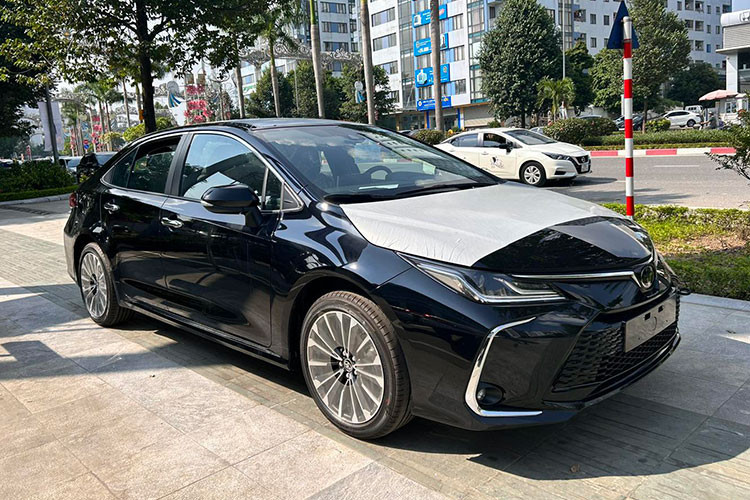 Toyota Việt Nam đã chính thức trình làng phiên bản nâng cấp của dòng xe Corolla Altis. Như vậy, Việt Nam là thị trường Đông Nam Á tiếp theo đón nhận mẫu xe Toyota Corolla Altis 2023 nâng cấp này, sau Thái Lan và Malaysia.