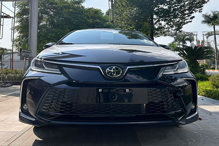 Phần ngoại thất Corolla Altis 2023 có cụm lưới tản nhiệt mở rộng và thiết kế sang trọng hơn phiên bản trước. Các đường nét khác tương tự, trong đó cụm đèn LED trước táo bạo, sắc nét. Hốc đèn sương mù thiết kế dạng chữ C hầm hố và mạnh mẽ.