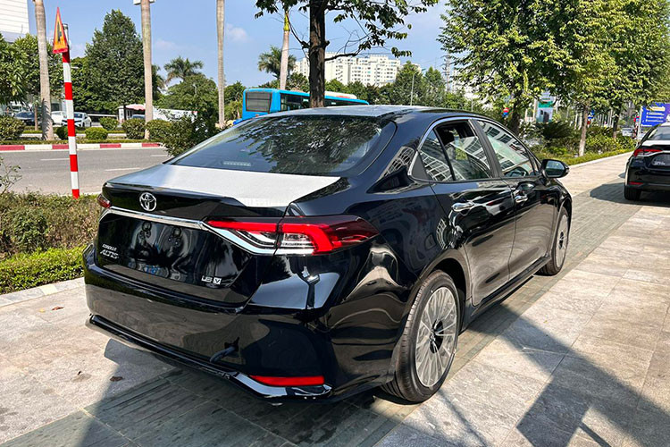 Cản sau được thiết kế hài hòa với những đường dập nổi và xẻ khe hình chữ C. Xe có 5 lựa chọn về màu sắc ngoại thất là Xám, Đỏ, Đen, Bạc và Trắng ngọc trai. Trong đó màu Trắng ngọc trai có giá cao hơn các màu khác và cao hơn giá niêm yết 8 triệu đồng.