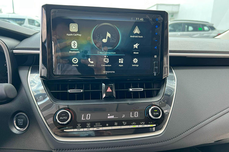 Bên trong khoang lái, cả 3 bản xe Toyota Corolla Altis 2023 đều được trang bị ghế da, chỉnh điện 10 hướng. Màn hình giải trí kết nối Apple Carplay, điều hòa tự động 2 vùng độc lập, bản tiêu chuẩn kết nối có dây và điều hòa 1 vùng.
