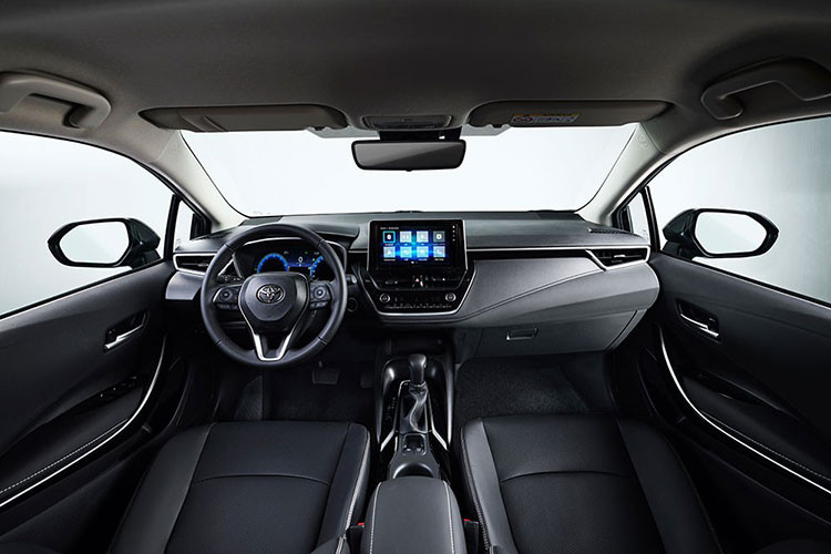 Tuy nhiên, điểm nhấn đáng chú ý nhất của Toyota Corolla Altis 2023 ở Việt Nam chính là trang bị. Cụ thể, mẫu sedan hạng C này có thêm bảng đồng hồ kỹ thuật số với màn hình hiển thị đa thông tin 12,3 inch tiêu chuẩn, thay cho loại 7 inch cũ.