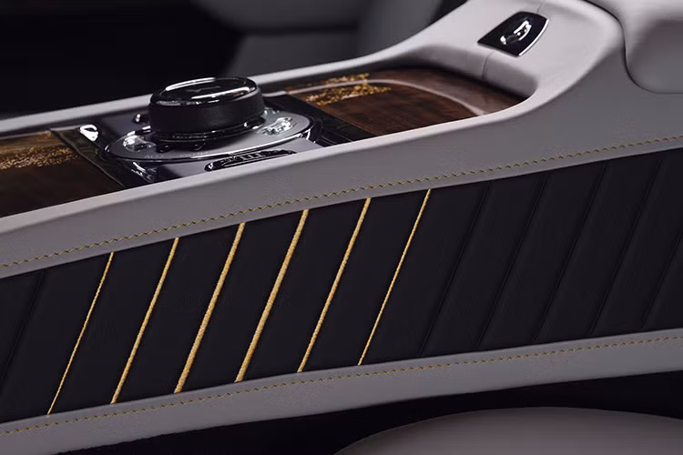 Các yếu tố tùy biến đáng chú ý khác bao gồm nền đá của đồng hồ phát sáng màu xanh nhạt trong bóng tối (giống như bảng điều khiển của máy bay Vickers Vimy khi bị đóng băng ở độ cao, ánh sáng duy nhất đến từ ánh sáng xanh lục của bảng điều khiển).