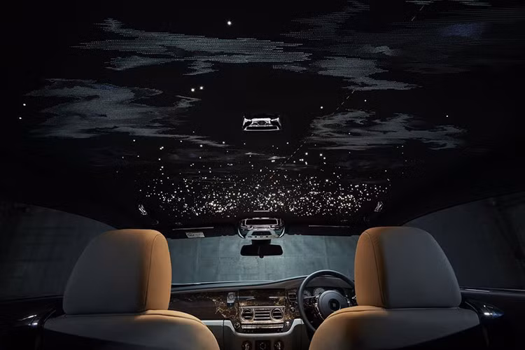 Trần của mâu xe siêu sang này kiểu bầu trời đêm với không dưới 1.183 bóng đèn nhỏ cũng là điều không thể bỏ qua, đặc biệt khi chi tiết này còn thể hiện sự sắp xếp thiên thể tại thời điểm diễn ra chuyến bay năm 1919.