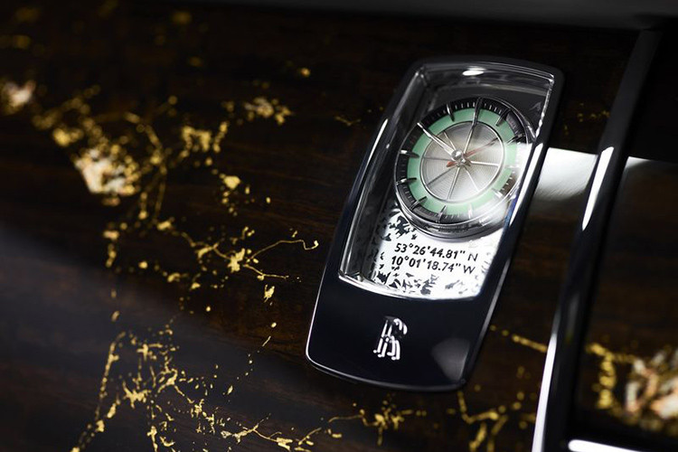 Dòng trích dẫn của Churchill và ốp gỗ bạch đàn Smoked Eucalyptus dát vàng được trang hoàng trên một số chi tiết của xe - nó có ý nghĩa mô phỏng hình ảnh ban đêm của Trái Đất khi nhìn từ bầu trời trên cao. 