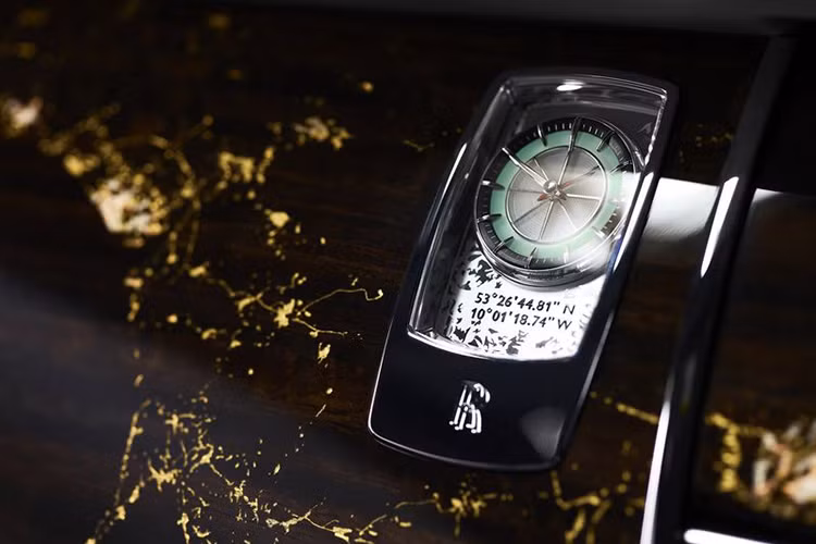 Dòng trích dẫn của Churchill và ốp gỗ bạch đàn Smoked Eucalyptus dát vàng được trang hoàng trên một số chi tiết của xe - nó có ý nghĩa mô phỏng hình ảnh ban đêm của Trái Đất khi nhìn từ bầu trời trên cao. 