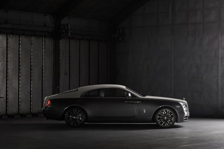 Do đó mà phiên bản đặc biệt mới của Wraith có tên là Rolls-Royce Wraith Eagle VIII. Wraith Eagle VIII chính là một chiếc xe thể hiện sự tôn kính với các anh hùng trong lịch sử, đồng thời cho thấy những kỹ năng phi thường của đội ngũ thợ cá nhân hóa của Rolls-Royce.