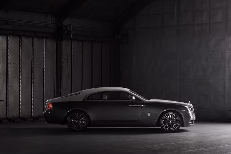 Do đó mà phiên bản đặc biệt mới của Wraith có tên là Rolls-Royce Wraith Eagle VIII. Wraith Eagle VIII chính là một chiếc xe thể hiện sự tôn kính với các anh hùng trong lịch sử, đồng thời cho thấy những kỹ năng phi thường của đội ngũ thợ cá nhân hóa của Rolls-Royce.