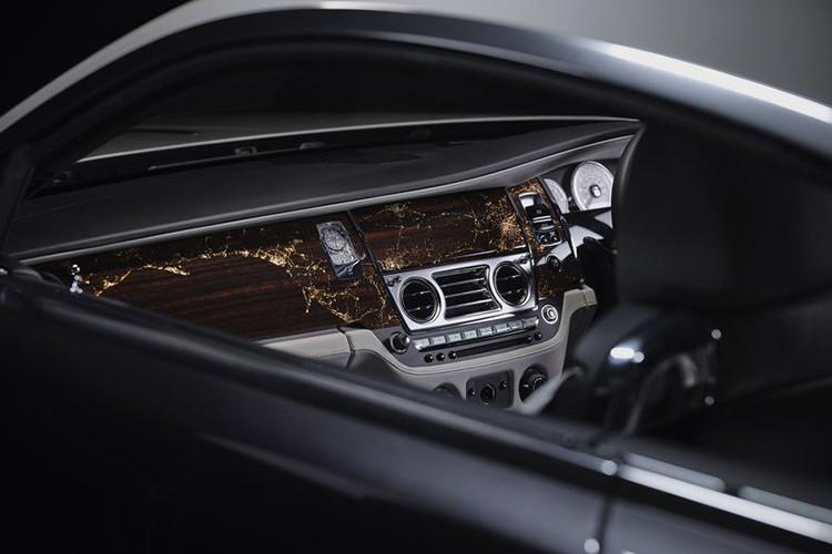 Di chuyển vào bên trong, nội thất xe tiếp tục chủ đề bóng đêm với da bọc màu đen và xám Selby Grey, tinh xảo ở từng chi tiết, từ chữ RR thêu bằng chỉ màu đồng trên các tựa đầu cho tới tấm bảng kim loại...