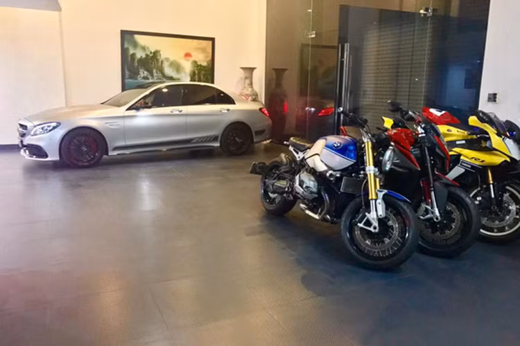 Chiếc Mercedes-AMG C63 S Edition 1 mà doanh nhân Quốc Cường vừa tậu vào garage đã qua một đời chủ, trong đó, xe được đưa về nước vào cuối tháng 9/2015, 2 tháng sau đó được bàn giao cho một tay chơi Sài Gòn và đến nay nó về tay đại gia siêu xe Cường Đô la.