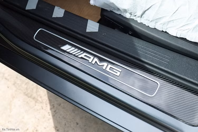 Nội thất xe “hút mắt” người xem bởi phong cách xe đua bọc da Nappa màu đen cùng họa tiết kim cương và chỉ khâu tương phản màu đỏ. Điểm nhấn lại là đồng hồ thời gian IWC trên bệ trung tâm ốp sợi carbon vân đỏ và tay lái thể thao bọc da Alcantara với vạch 12h đặc sắc.