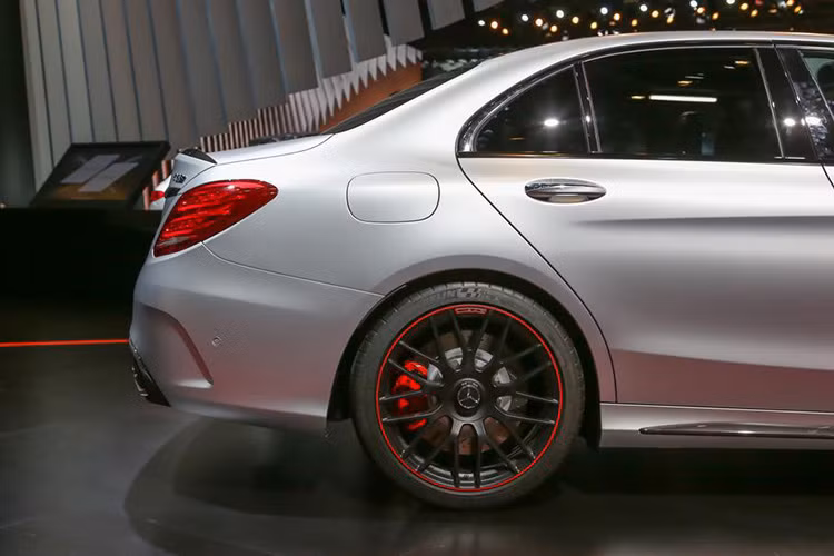 Bộ la-zăng 19 inch đa chấu thể thao hơn với màu sơn đen mờ kết hợp viền đỏ nổi bật, ngoài ra kẹp phanh đỏ và logo AMG màu đen cũng là những điểm nhấn dễ nhận thấy. Đặc biệt, vòm bánh trước có sựu xuất hiện của bộ decal Edition 1 màu xám mờ graphite cùng huy hiệu ‘V8 BITURBO’ thể hiện cho động cơ xe.