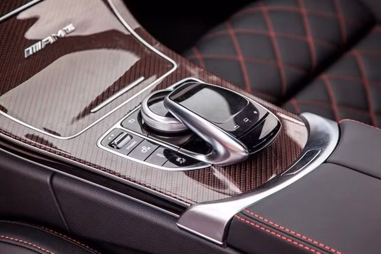 Phiên bản đặc biệt cung cấp 5 chế độ vận hành gồm Comfort – chế độ đường phố chuẩn mực, Sport, Sport +, Race- chế độ xe đua và Individual. Hệ thống giải trí gồm hệ thống âm thanh vòm Burmester 13 loa công suất 590 watt, chức năng tạo mùi hương, hệ thống dẫn đường &amp; định vị GPS, camera 360 độ, hay cửa sổ trời Panoramic.