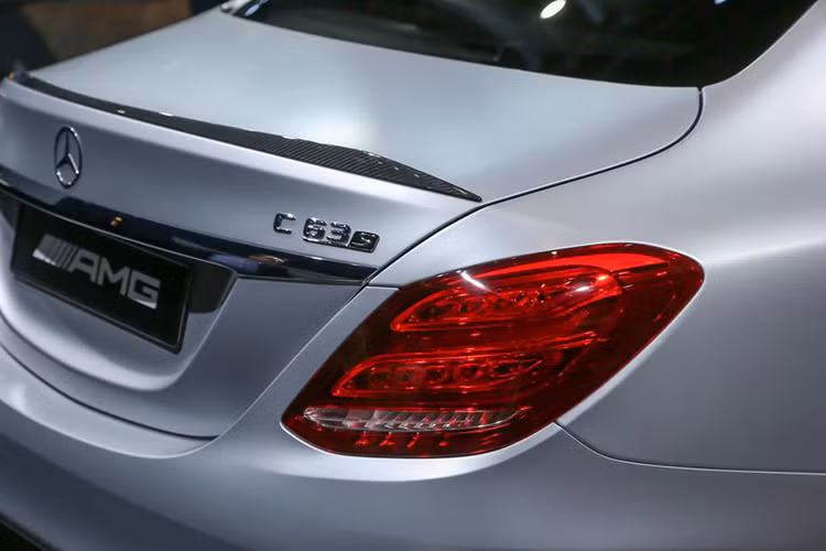 Cản sau tích hợp tấm khuếch tán gió lớn &amp; 2 ống xả kép mạ crôm sáng bóng cùng cánh lướt gió màu đen bóng trên nắp khoang hành lý tạo điểm nhấn thu hút ở phần đuôi xe. Đuôi xe ấn tượng với dàn đèn dạng led.