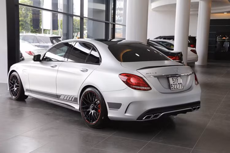 Hiện chưa rõ mức giá giao dịch của chiếc Mercedes-AMG C63 S Edition 1 khi về tay doanh nhân Quốc Cường. Tuy nhiên, tại thời điểm được đưa về thị trường Việt Nam, mẫu sedan hạng sang, hàng độc này có giá bán chính hãng vào khoảng 4,6 tỷ đồng.