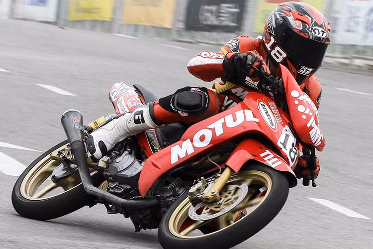 Bên cạnh việc cung cấp các dòng sản phẩm đa dạng và chất lượng, Motul cũng là thương hiệu đồng hành cùng các giải đua xe danh tiếng trên thế giới như Motor GP, SBK, FIA World Endurance Championship, Super GT… giúp các đội đua giành được rất nhiều chiến thắng.