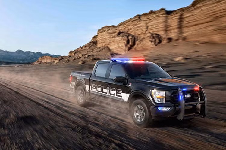 "Cho dù là phản ứng với một vụ tai nạn trên đường cao tốc hay một cuộc gọi khẩn cấp từ một nơi nào đó xa xôi, các sĩ quan thực thi pháp luật có thể tin tưởng vào F-150 Police Responder 2021 để đưa họ đến đó nhanh chóng", ông Greg Ebel cho biết thêm.
