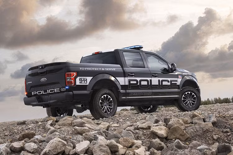 Mẫu xe Ford F-150 cho cảnh sát là sự bổ sung mới nhất vào dòng sản phẩm và nó mới được nâng cấp cho đời năm 2021. Nói ngắn gọn, nó không chỉ nhanh hơn bao giờ hết mà còn là mẫu xe cảnh sát có thời gian gia tốc 0-96 km/h, 0-160 km/h, và chạy hết ¼ dặm nhanh nhất.