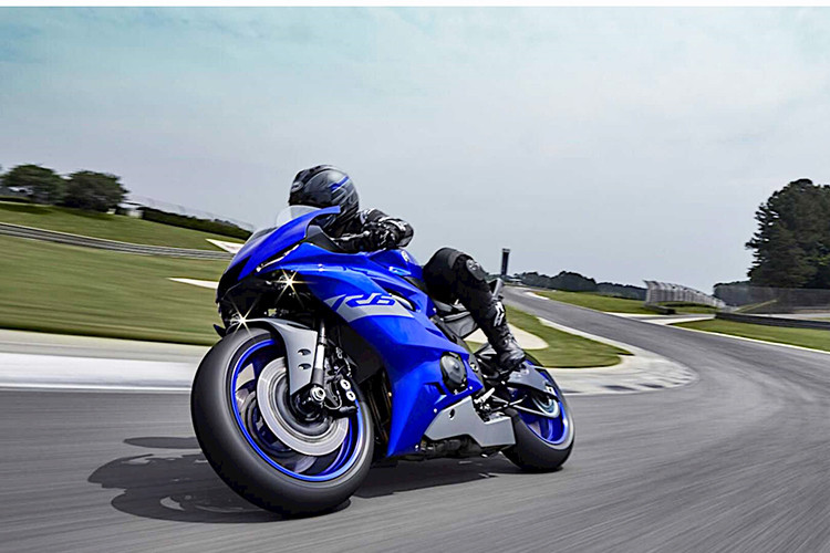 Yamaha R6 2021 bản Race được trang bị động cơ 4 xi-lanh thẳng hàng 599cc làm mát bằng chất lỏng, van titanium mạnh 118 mã lực, bộ khung Deltabox, phuộc KYB cùng các hệ thống điện tử như đổi chế độ lái, điều khiển lực kéo, ga điện tử. Nếu như muốn nâng cấp lên cấu hình cao và chuyên dụng cho đường đua hơn, khách hàng có thể lựa chọn R6 Race với gói nâng cấp GYTR.