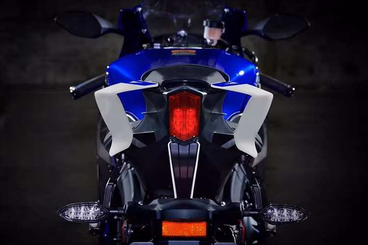 Trên thị trường môtô thế giới vào thời điểm hiện tại, có thể thấy doanh số bán hàng của các mẫu xe Supersport trong phân khúc 600 cc đang giảm mạnh. Rất có thể là do các dòng siêu mô tô 1.000 phân khối đang ngày càng hấp dẫn và sự gia tăng đáng kể của các dòng xe touring và lai touring.