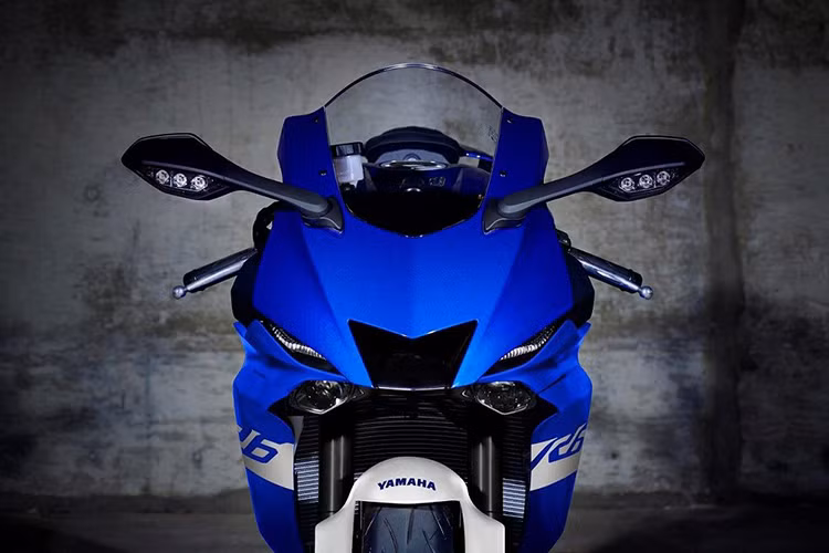 Trong khi nhiều nhà sản xuất đã tung ra phiên bản xe mới đáp ứng chuẩn khí thải Euro5, hãng xe máy Yamaha lại chưa hề có động thái gì về việc ra mắt phiên bản mới của Yamaha R6 2021 mới.