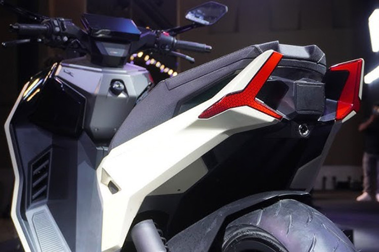 Các radar trên xe ltraviolette Tesseract sẽ hỗ trợ nhận diện không gian, phát hiện điểm mù, cảnh báo vượt và hệ thống cảnh báo va chạm. Xe cũng có gương chiếu hậu cao cấp với hệ thống hỗ trợ điểm mù, camera tích hợp cùng với hệ thống AI Violette, tay lái cảm ứng.