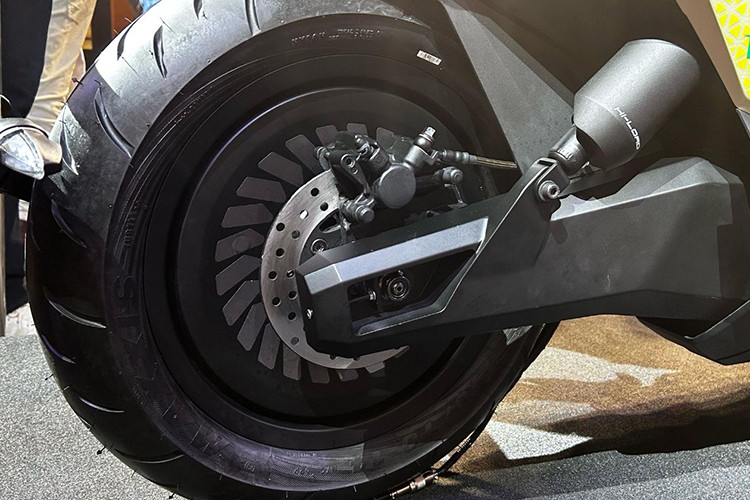 Cụm đồng hồ cảm ứng TFT 7 inch trên xe kết nối với hệ thống dẫn đường và kết nối với điện thoại thông minh. Xe còn trang bị đèn DRL nổi, đèn pha LED projector kép, trạm sạc điện thoại không dây và bánh xe hợp kim aero-disc 14 inch với lốp trước 110 và lốp sau 140.