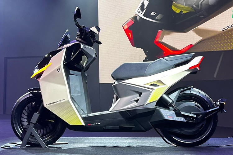 Ultraviolette Tesseract được trang bị động cơ điện với công suất tối đa 20.1 mã lực và có thể tăng tốc từ 0-60 km/h trong 2,9 giây và đạt tốc độ tối đa 125 km/h. Xe còn có hệ thống kiểm soát lực kéo (Traction Control), hệ thống ổn định động học (Dynamic Stability Control) và hệ thống phanh ABS hai kênh là trang bị tiêu chuẩn.