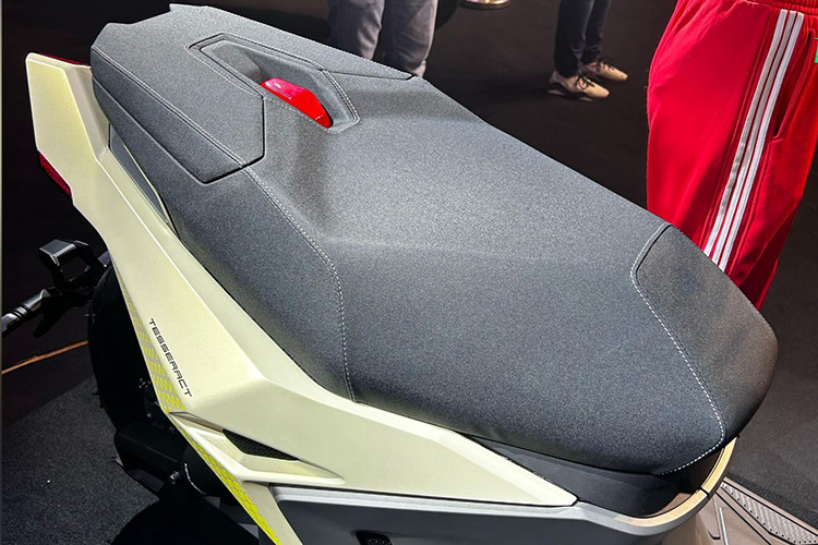 Xe còn trang bị nhiều công nghệ và tính năng nổi bật khiến nó thực sự khác biệt so với các mẫu scooter điện khác trên thị trường Ấn Độ. Ultraviolette Tesseract có những tính năng khác biệt, với các radar được lắp ở cả phía trước và sau, đánh dấu lần đầu tiên tính năng này có mặt trên một chiếc scooter cỡ nhỏ.