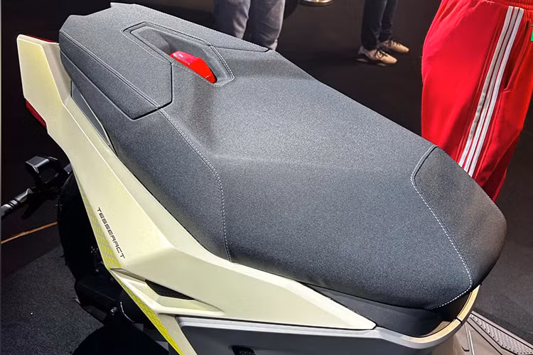 Xe còn trang bị nhiều công nghệ và tính năng nổi bật khiến nó thực sự khác biệt so với các mẫu scooter điện khác trên thị trường Ấn Độ. Ultraviolette Tesseract có những tính năng khác biệt, với các radar được lắp ở cả phía trước và sau, đánh dấu lần đầu tiên tính năng này có mặt trên một chiếc scooter cỡ nhỏ.