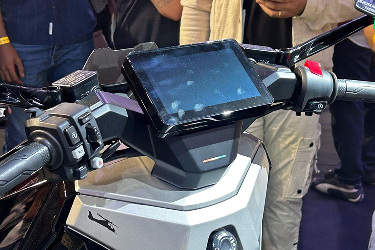 Thiết kế của chiếc xe được lấy cảm hứng từ trực thăng quân sự, có kích thước lớn và nổi bật, nhưng vẫn đảm bảo sự tiện nghi với nhiều chi tiết tinh tế. Xe có không gian chứa đồ dưới yên rộng 34 lít, có thể chứa một chiếc mũ bảo hiểm full-face.