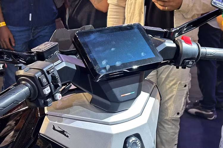 Thiết kế của chiếc xe được lấy cảm hứng từ trực thăng quân sự, có kích thước lớn và nổi bật, nhưng vẫn đảm bảo sự tiện nghi với nhiều chi tiết tinh tế. Xe có không gian chứa đồ dưới yên rộng 34 lít, có thể chứa một chiếc mũ bảo hiểm full-face.