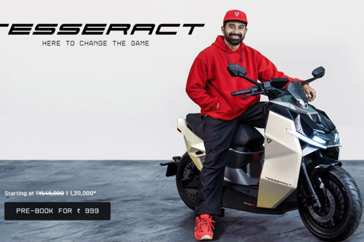 Về phần pin, nhà sản xuất chưa tiết lộ nhiều thông tin chi tiết, nhưng họ khẳng định rằng xe có thể đi được tối thiểu 261 km mỗi lần sạc đầy. Họ cũng cho rằng, so với giá xăng hiện tại, chi phí vận hành của xe điện này khi so với một chiếc xe máy xăng động cơ 125cc sẽ tiết kiệm hơn rất nhiều. Mức giá xe Ultraviolette Tesseract bán tại Ấn Độ khởi điểm từ 120.000 rupee (khoảng 35 triệu đồng).