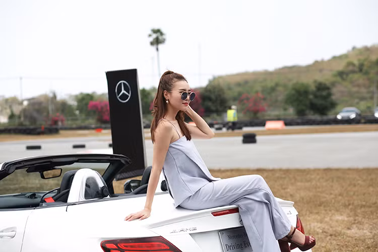Được biết, diễn viên Ninh Dương Lan Ngọc luôn là một "fan bự" của thương hiệu Mercedes-Benz. Cô nàng cá tính này cũng sở hữu một chiếc xe Mercedes C300 AMG chính hãng trị giá 2 tỷ đồng vào cuối năm 2016 vừa qua và tham gia vào dàn sao Việt sở hữu xe Mercedes-Benz.