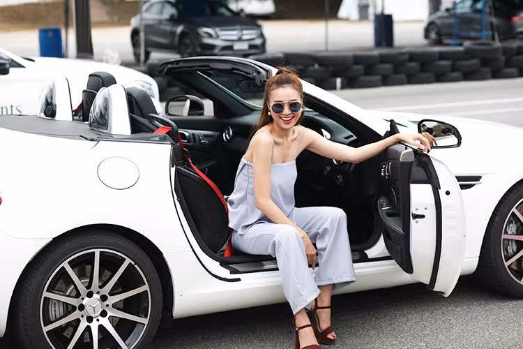 Ở hai bên thân xe, SLC không có sự thay đổi gì so với SLK trước đó. Phiên bản SLC 43 AMG có mâm 10 cánh đơn thể thao khá giống siêu xe nổi tiếng một thời Mercedes SLS AMG. Trong khi đó ở phía sau, chiếc xe có các đèn hậu mới hiện đại hơn, sử dụng công nghệ chiếu sáng LED đẹp mắt như C-Class hiện tại.