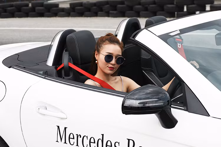 Nằm dưới khoang máy của SLC 43 AMG là khối động cơ V6 3.0l tăng áp kép, có công suất tối đa 362 mã lực và mô-men xoắn cực đại 520 Nm. Động cơ này kết hợp với hộp số tự động 9 cấp thế hệ mới 9G-TRONIC, giúp chiếc xe chỉ mất 4,7 giây để tăng tốc từ 0-100 km/h và tốc độ tối đa đạt 250 km/h (giới hạn điện tử).