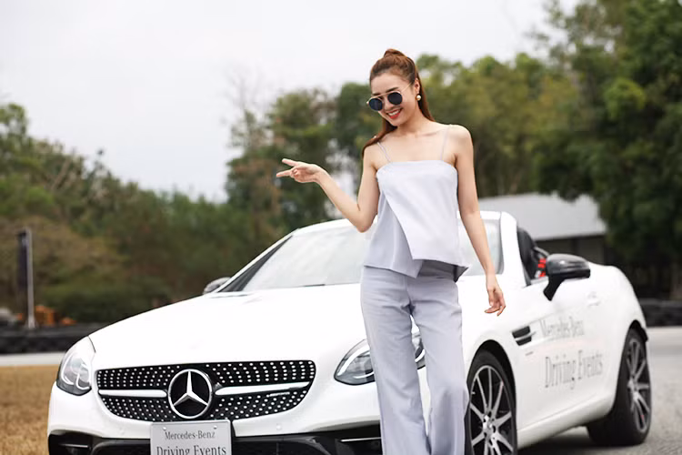 Diễn viên trẻ Ninh Dương Lan Ngọc vừa có chuyến đi đến đường đua Bira - Pattaya tại Thái Lan để tham gia hoạt động nằm trong chương trình "Lái xe trải nghiệm MBDE 2017" tại Thái Lan do Mercedes-Benz Việt Nam tổ chức. Trút bỏ hình ảnh ngọc nữ thường thấy, "nàng Cám" cho thấy một vẻ đẹp năng động, cá tính bên mui trần Mercedes-AMG SLC 43.