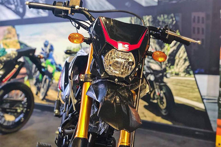 Phần đầu của chiếc xe ngoài việc sử dụng đèn pha góc cạnh với bóng đèn halogen truyền thống, nó còn có thêm một tấm ốp chắn gió cá tính. Chắn bùn trước của xe cao ráo y hệt KLX 150BF, tuy nhiên 2 bên tay lái không được trang bị ốp bảo vệ như các mẫu off-road chuyên nghiệp.