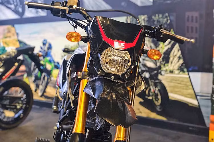 Phần đầu của chiếc xe ngoài việc sử dụng đèn pha góc cạnh với bóng đèn halogen truyền thống, nó còn có thêm một tấm ốp chắn gió cá tính. Chắn bùn trước của xe cao ráo y hệt KLX 150BF, tuy nhiên 2 bên tay lái không được trang bị ốp bảo vệ như các mẫu off-road chuyên nghiệp.