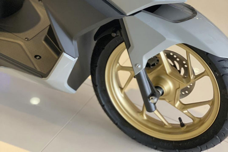 Hệ thống treo trên Click 160 mới bao gồm phuộc ống lồng phía trước và giảm xóc lò xo đôi phía sau. Xe có vành đúc 14 inch với thông số lốp trước là 100/80-14M/C 46P (Không săm) và lốp sau 120/70-14M/C 61P (Không săm). Nhiệm vụ phanh được đảm bảo bằng phanh đĩa ở bánh trước và tang trống ở bánh sau. 