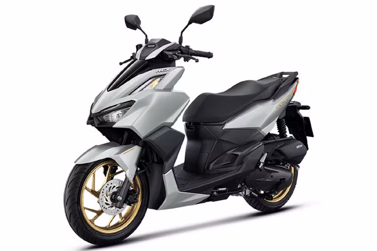 Về vận hành, Honda Click 160 2025 được trang bị động cơ PGM-Fi, 4 thì, xi-lanh đơn, OHC, làm mát bằng chất lỏng, dung tích 156,93cc. Khối động cơ này có khả năng sản sinh công suất tối đa 15,4 mã lực tại 8.500 vòng/phút và mô-men xoắn cực đại 13,8 Nm tại 7.000 vòng/phút. 