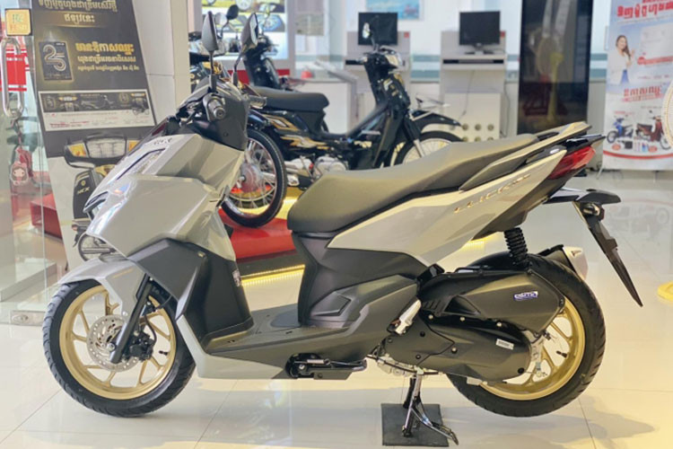 Honda Click 160 2025 mới sở hữu kích thước tổng thể dài x rộng x cao lần lượt là 1.929 x 679 x 1.088 mm, chiều dài cơ sở 1.277 mm, khoảng sáng gầm xe 138 mm, chiều cao yên 778 mm, trọng lượng 116 kg và dung tích bình xăng 5,5 lít.