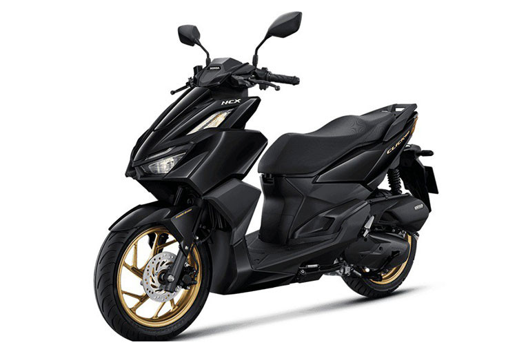 Mức giá xe Honda Click 160 2025 được mở bán tại Campuchia với mức giá khởi điểm từ 3.500 đô la (khoảng 82 triệu đồng). Nếu về Việt Nam, rất có thể Click 160 2025 sẽ hút khách hơn Air Blade và Vario nhờ thiết kế thể thao và mạnh mẽ hơn. 