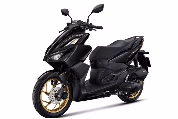 Mức giá xe Honda Click 160 2025 được mở bán tại Campuchia với mức giá khởi điểm từ 3.500 đô la (khoảng 82 triệu đồng). Nếu về Việt Nam, rất có thể Click 160 2025 sẽ hút khách hơn Air Blade và Vario nhờ thiết kế thể thao và mạnh mẽ hơn. 