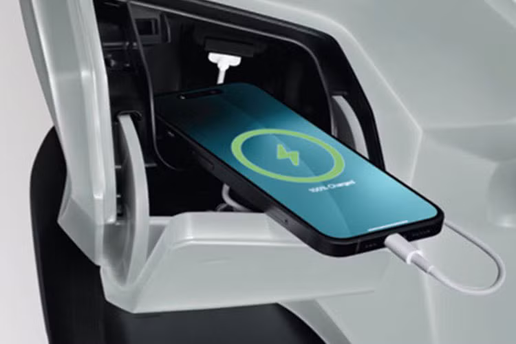 Honda Click 160 2025 cũng vẫn sử dụng chìa khóa thông minh smartkey, có cổng sạc USB tiện dụng đồng thời cốp chứa đồ rộng rãi phía dưới yên hỗ trợ khách hàng có thể chứa nhiều đồ dùng vật dụng.