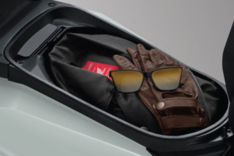 Xe cũng có hốc chứa đồ đầu xe Click 160 2025 thế hệ mới kèm nắp đóng đem tới nhiều thuận tiện cho người sử dụng. Cốp xe khá rộng, ccur đừng mũ bảo hiểm và một số vật dụng cá nhân...