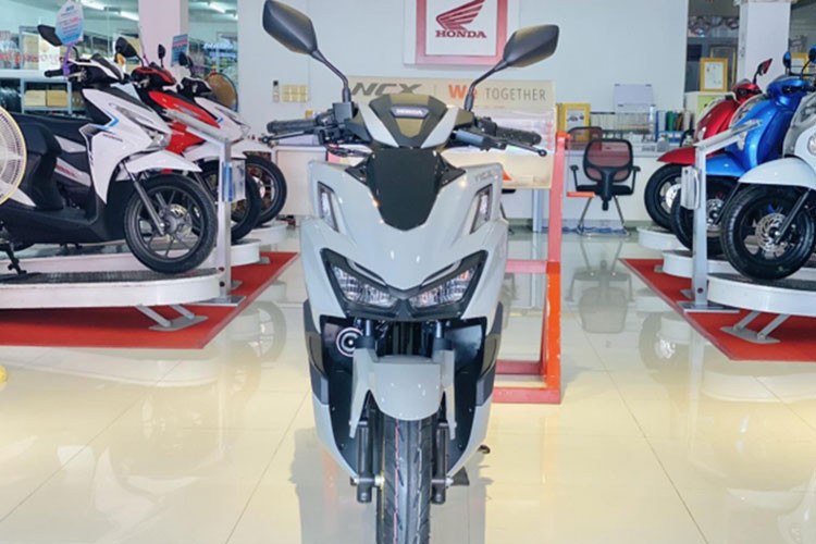 Ngoài “dàn áo” mới, Honda Click 160 2025 tại Campuchia vẫn được trang bị đèn pha Full LED Lighting System với vẻ ngoài thanh lịch và thể thao hơn, mang lại khả năng chiếu sáng rõ nét ở mọi khoảng cách. Xe vẫn sử dụng hệ thống khung sườn eSAF giúp trọng lượng xe nhẹ hơn cũng như tăng hiệu suất.