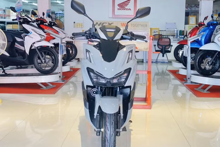 Ngoài “dàn áo” mới, Honda Click 160 2025 tại Campuchia vẫn được trang bị đèn pha Full LED Lighting System với vẻ ngoài thanh lịch và thể thao hơn, mang lại khả năng chiếu sáng rõ nét ở mọi khoảng cách. Xe vẫn sử dụng hệ thống khung sườn eSAF giúp trọng lượng xe nhẹ hơn cũng như tăng hiệu suất.